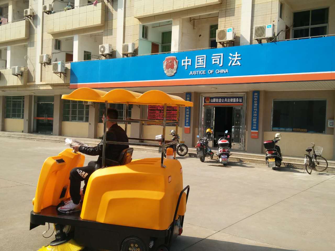 驚！一輛潔博士路面清掃機(jī)，惹得員工搶著干活？